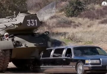 Шварценеггер на личном танке раздавил лимузин (Видео)