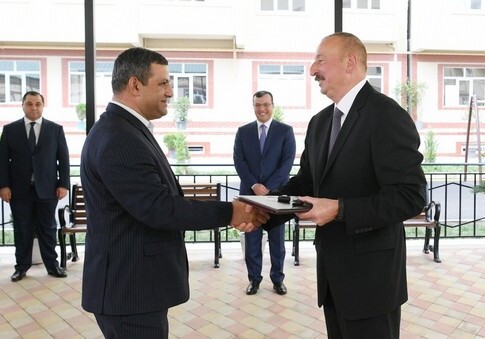 Президент Азербайджана вручил ключи от квартир и машин инвалидам войны, чернобыльцам и семьям шехидов