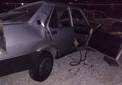 В Баку автомобиль врезался в стену, погибли 2 человека (Фото)