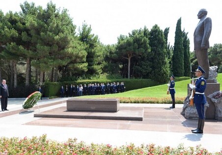 Президент Таджикистана посетил Аллею почетного захоронения и Аллею шехидов (Фото)
