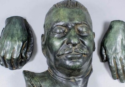 Найденную на чердаке посмертную маску Сталина продали на аукционе
