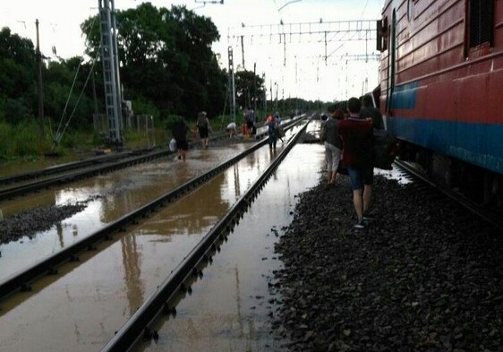 Сильные дожди затопили участок железной дороги Гах-Загатала