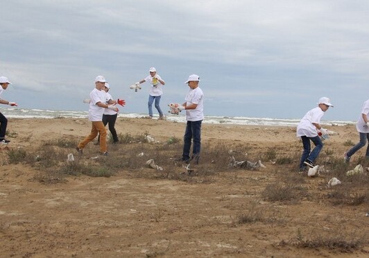 По случаю Дня Каспия прошла акция по очистке абшеронского пляжа (Фото)