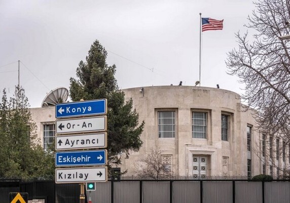 Неизвестные обстреляли посольство США в Турции (Видео)