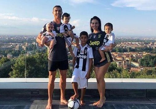 Роналду одел всю семью в форму «Ювентуса»
