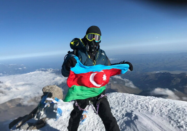 Директор пассажирских авиаперевозок AZAL поднял флаг Азербайджана на самой высокой точке Европы (Фото)
