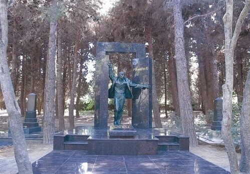 На могиле Лютфи Заде установили памятник (Видео) 