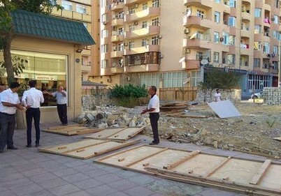 В Баку продолжается борьба с незаконными постройками (Фото)