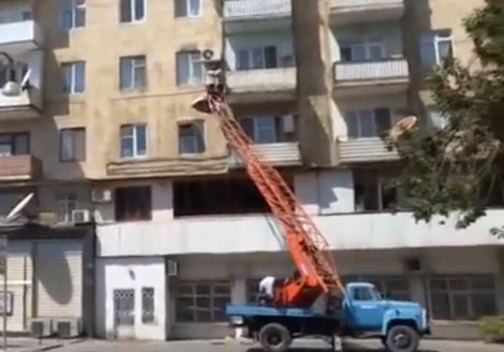 В Баку запретили вывешивать белье на балконах и спиливают «тарелки» (Видео)