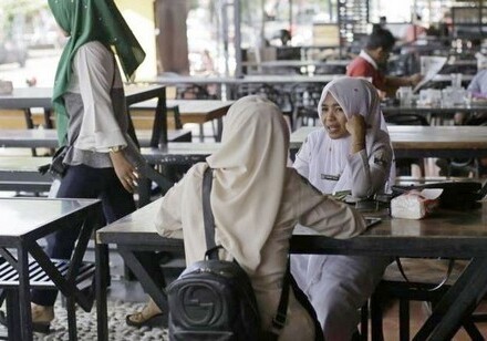 В Индонезии женщинам запретили обедать с мужчинами