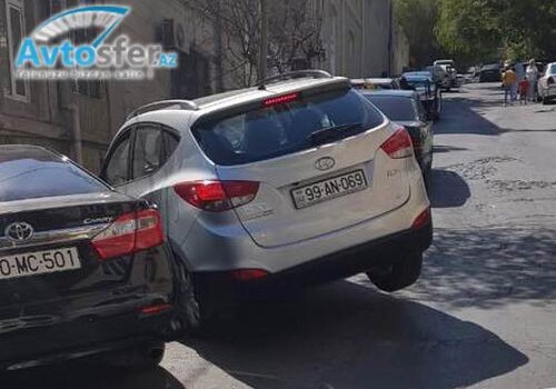 Самый уникально припаркованный в Баку автомобиль (Фото)