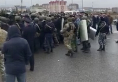 В Ингушетии прошел митинг против передачи земель Чечне: дороги перекрыты, отключен интернет (Видео)