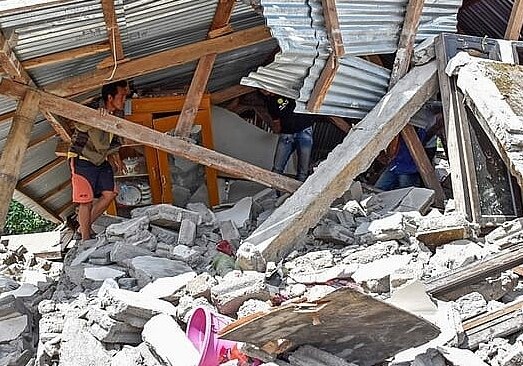 Число погибших в результате землетрясения в Индонезии превысило 800 человек (Видео-Обновлено)