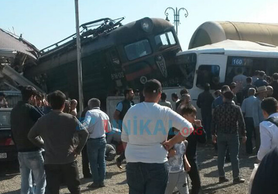 Страшное ДТП в Баку: Поезд протаранил пассажирский автобус, есть жертвы (Фото-Видео)