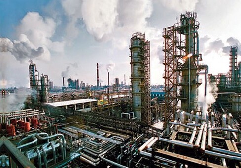 Приостановлена работа Бакинского нефтеперерабатывающего завода