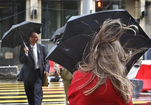 Синоптики предупредили о дождях и усилении ветра завтра в Баку