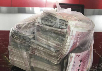 В Китае уборщик вернул владельцу найденный на улице пакет с деньгами