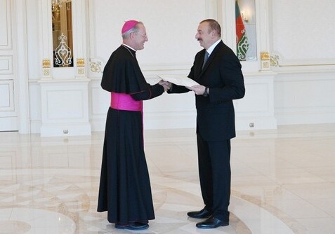 Президент Ильхам Алиев принял апостольского нунция Святого престола в Азербайджане (Фото)