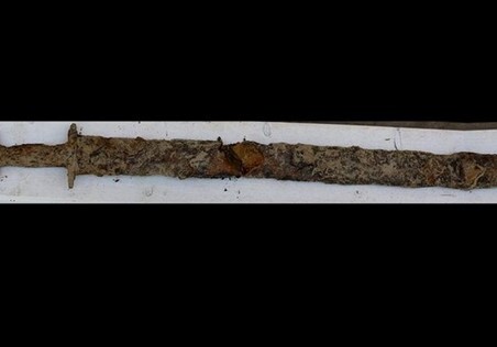 Девочка нашла в озере тысячелетний меч викингов (Фото)