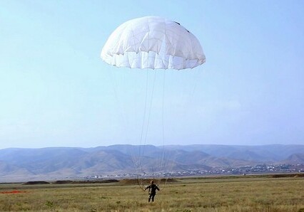 В частях ВС Азербайджана проведены тренировки по парашютной подготовке (Видео)