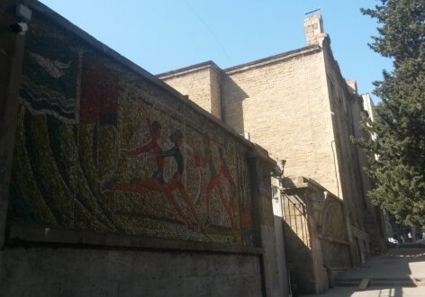 Государство спасает историческое здание в Баку 