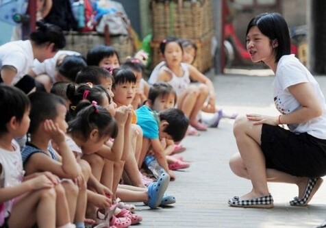 В Китае женщина ранила кухонным ножом 14 детей в детском саду (Видео)