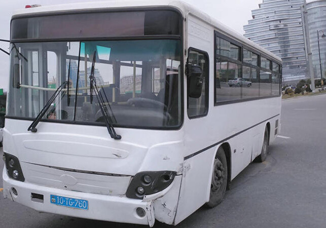 В Баку произошло ДТП с участием автобуса, есть раненые