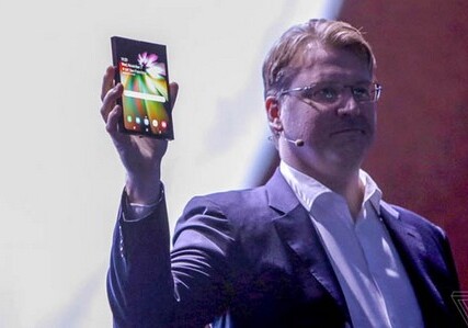 Samsung представил смартфон, который можно сложить пополам (Фото-Видео)