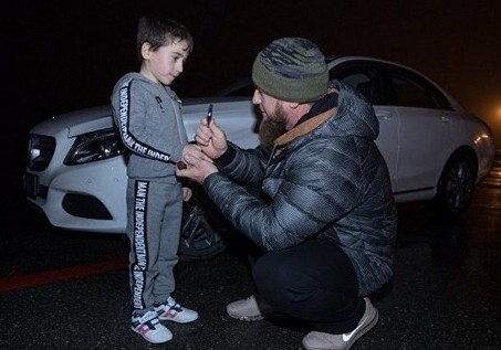 Кадыров подарил «Мерседес» мальчику, отжавшемуся 4105 раз (Видео)