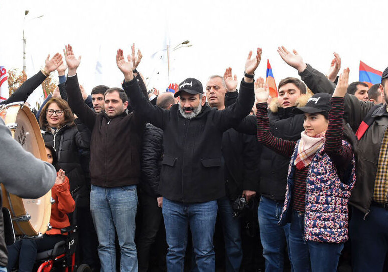 В кепке и с рупором: в Ереване проходит шествие во главе с Пашиняном (Фото)