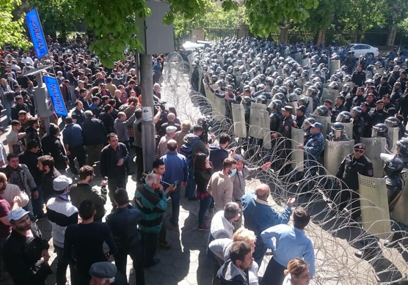 Ситуация в Армении: борьба за власть, спекуляции со службой в Карабахе