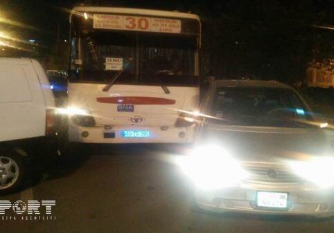 В Баку маршрутный автобус столкнулся с легковым автомобилем (Фото)