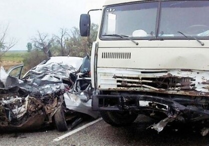 В Баку легковушка врезалась в грузовик, погибли 4 человека 