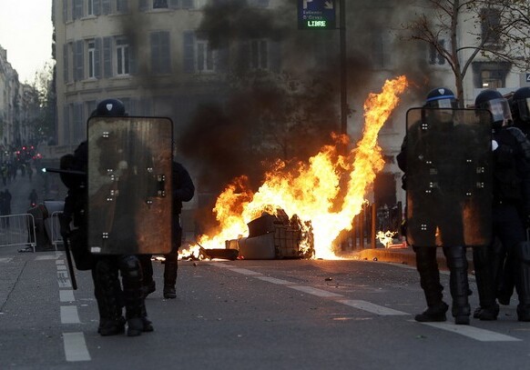Число задержанных в ходе протестов в Париже достигло 1550 человек