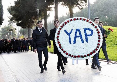 Представители партии «Ени Азербайджан» в Аллее почетного захоронения почтили память Гейдара Алиева (Фото)