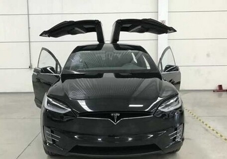 Представлен кроссовер Tesla, превращенный в бронемобиль