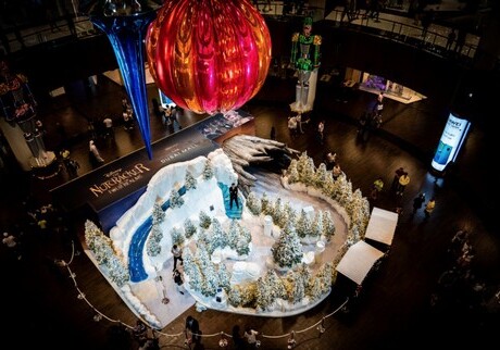 Крупнейший в мире новогодний шар установили в Дубае