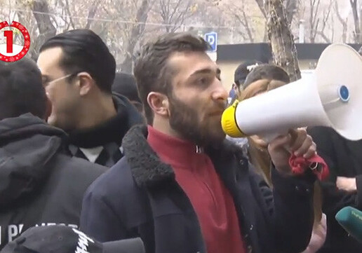 Протестующие против освобождения Манвела Григоряна проводят акцию в Ереване