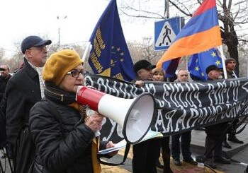 У посольства РФ в Армении прошла акция протеста с требованием вывода российской военной базы