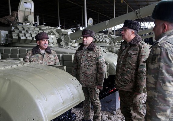 Закир Гасанов проверил боеготовность бронетехники в прифронтовой зоне (Фото)