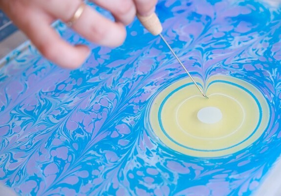 Азербайджанская художница нарисовала елку на поверхности воды (Видео)