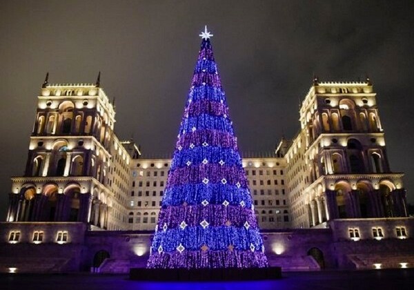 Новогодняя елка в Баку вошла в тройку самых высоких в СНГ