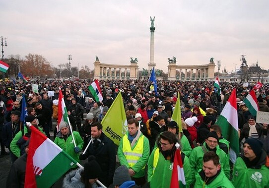 Венгрию охватили протесты против «закона о рабстве» (Видео)