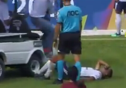 Машина с врачами должна была спасти футболиста после травмы, но проехалась по его ноге (Видео)
