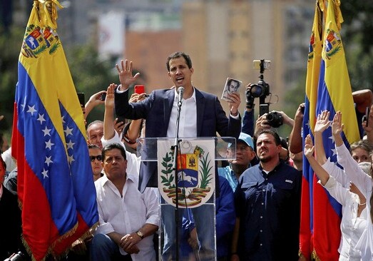 Лидер оппозиции Венесуэлы объявил себя и.о. президента (Фото)