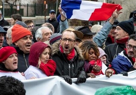 В Париже «красные шарфы» вышли против «желтых жилетов»