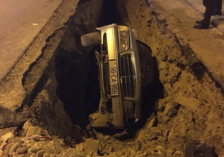Коммунальщики все отрицают: Как же тогда упал в Баку в яму автомобиль? (Фото-Видео)
