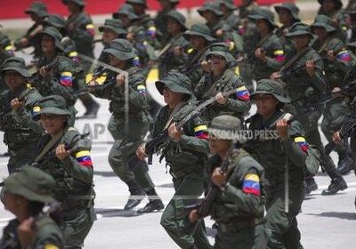 Военные начали отворачиваться от Мадуро
