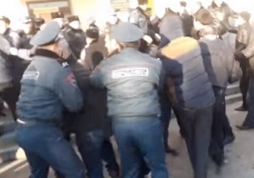 Между жителями армянского села и полицейскими произошла потасовка (Видео)