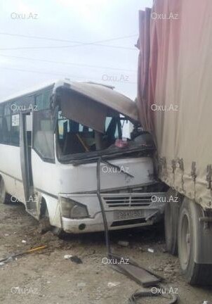 Отказали тормоза: на Абшероне автобус врезался в грузовик (Фото)